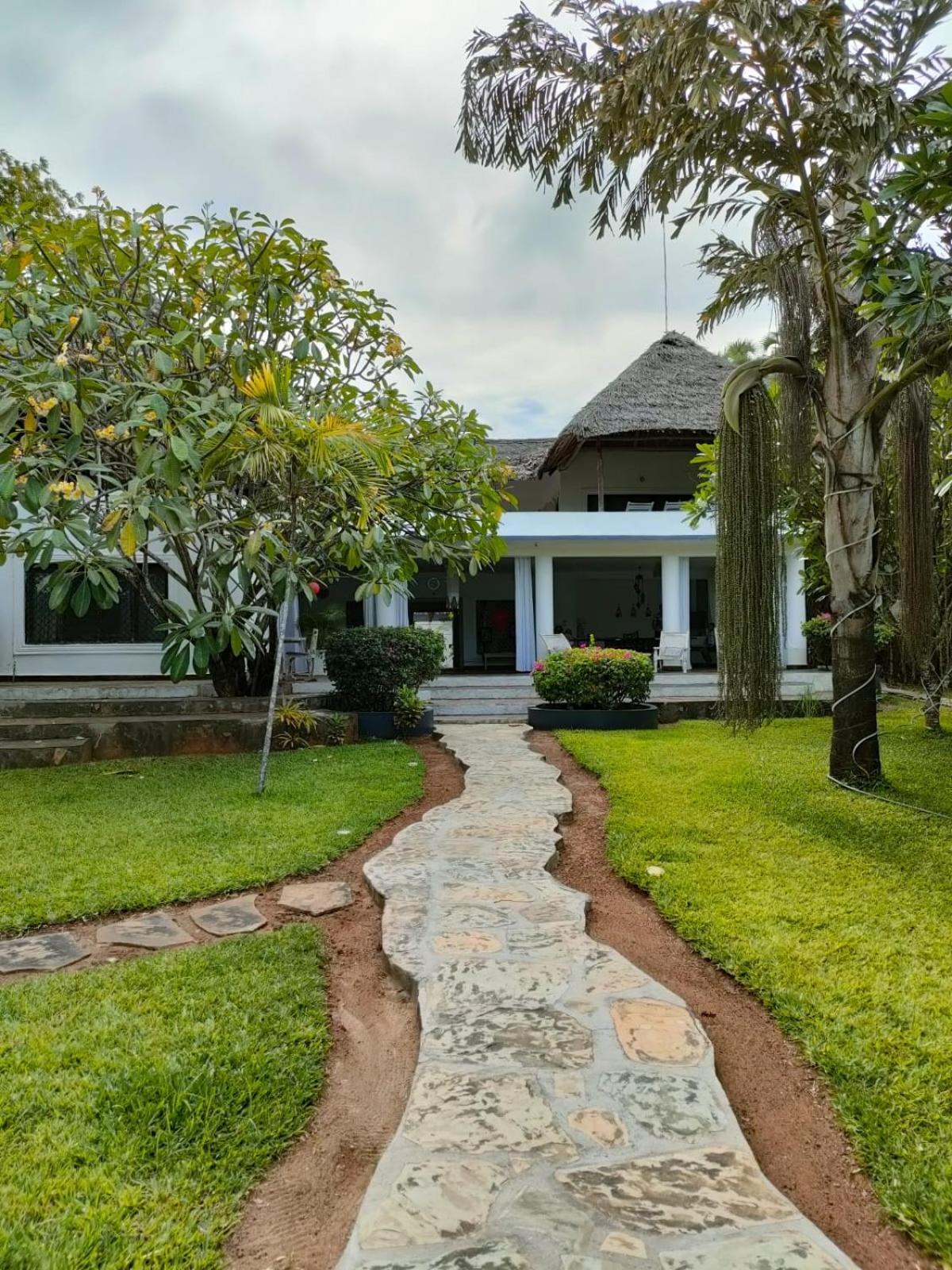 White Nyumba Apartment Malindi Exterior photo